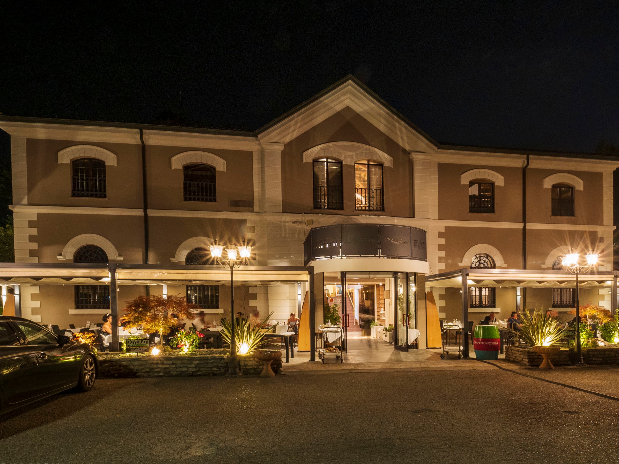 La facciata storica del Ristorante Ottocento a San Vito di Ostellato, vicino a Palazzo Pasquali e alla Pieve del 1026