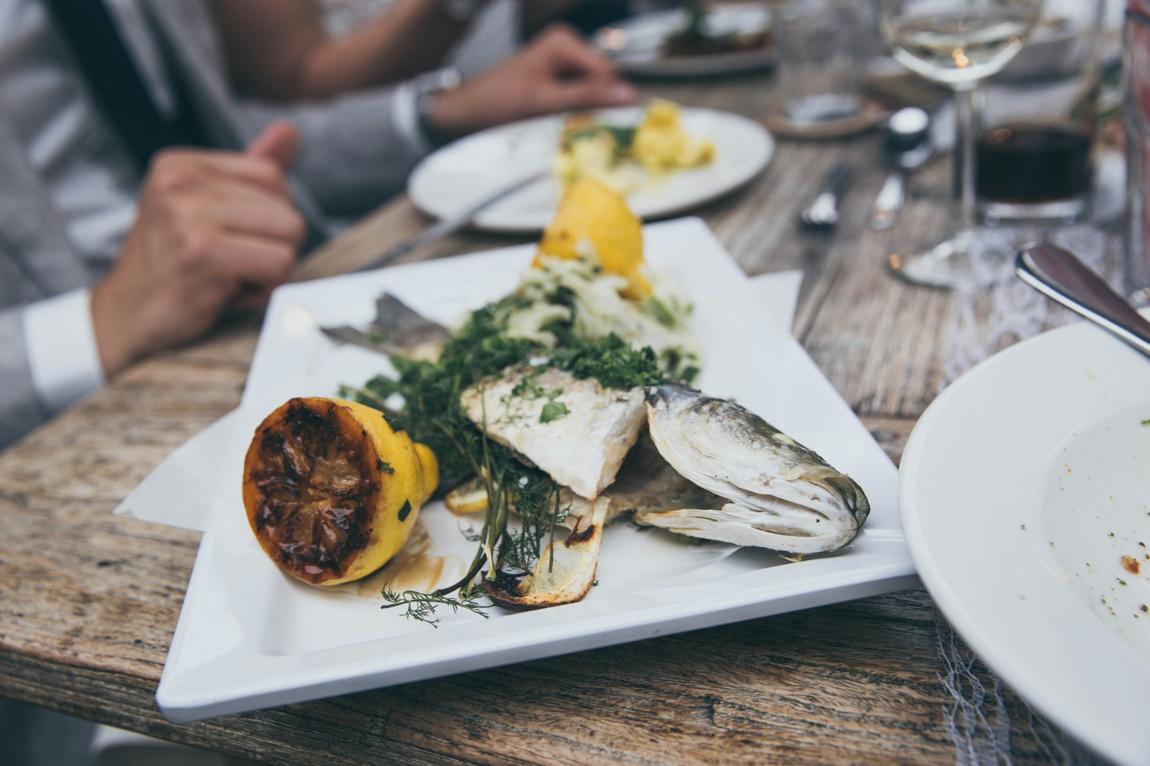 Selezione di pesce freschissimo, crostacei e anguilla ferrarese cruda e cotta alla brace