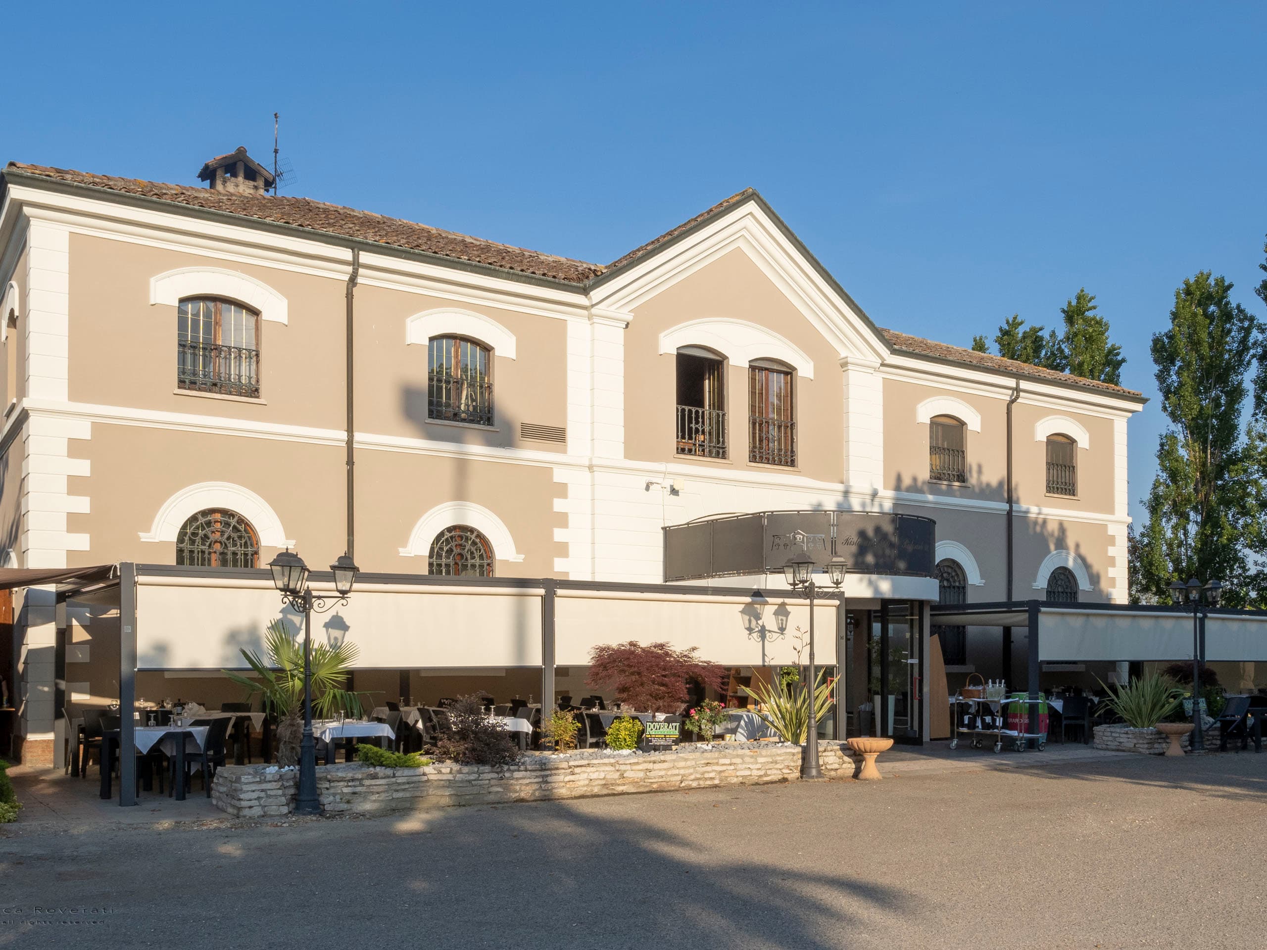 Il dehors estivo allestito per le cene sotto le stelle nelle valli