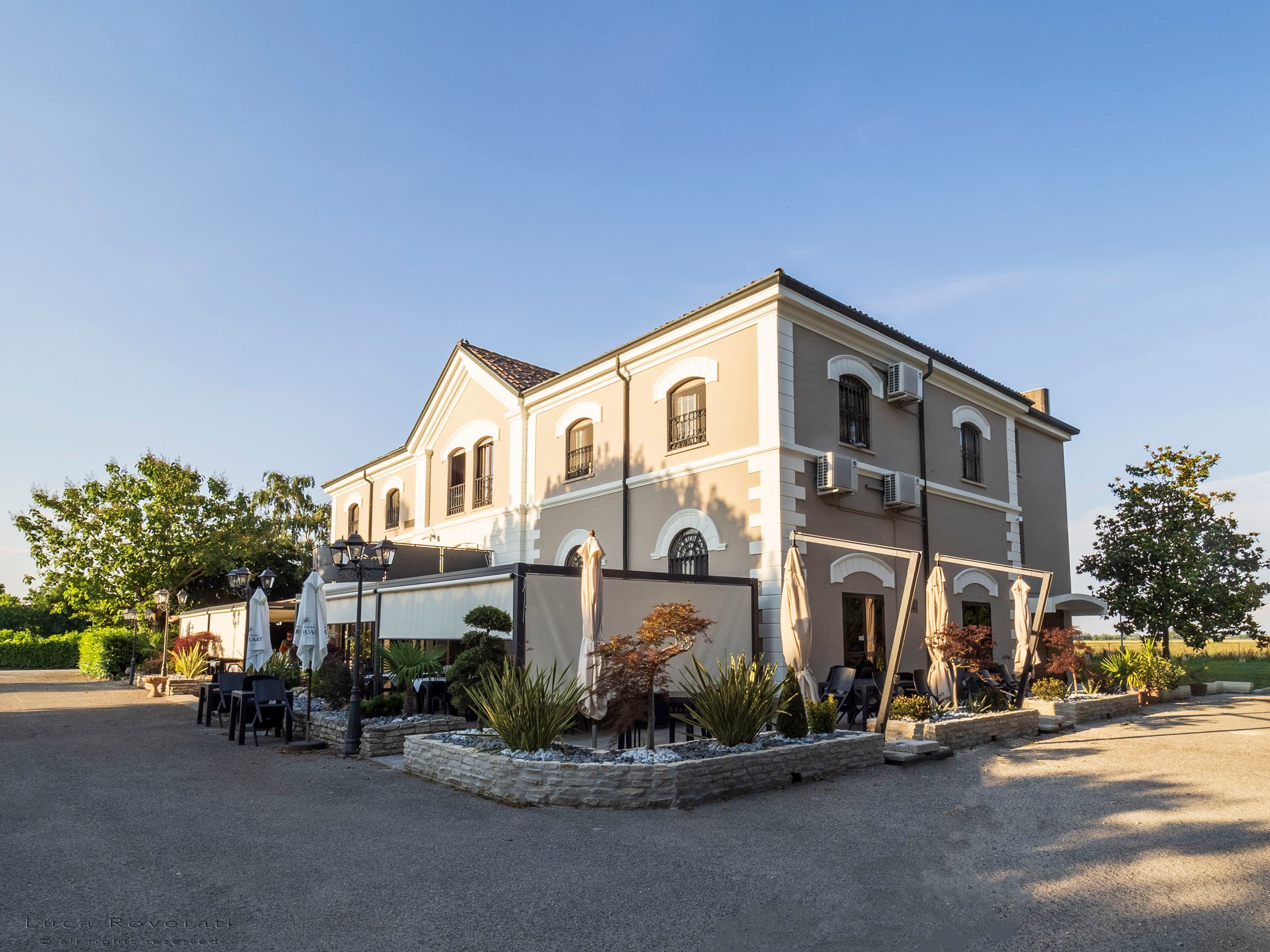 La facciata del ristorante circondata dal verde della campagna di San Vito