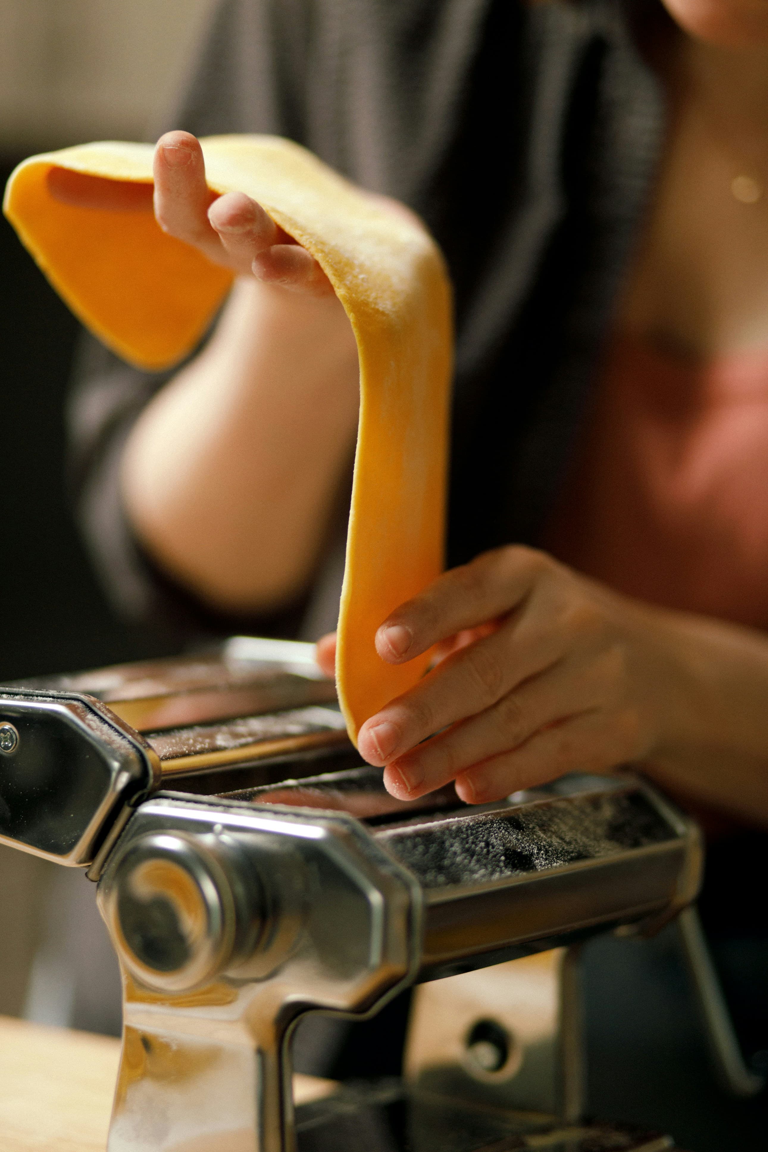 La preparazione artigianale della pasta fresca e la cura gastronomica della Famiglia Magnani